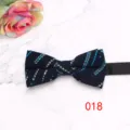 Vue détaillée d'un nœud papillon bleu foncé élégant à motifs géométriques pour mariages. - Couleur 018