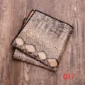 Detaillierte Ansicht des Schlangenmuster Einstecktuchs, elegantes Anzug Zubehoer. - 017