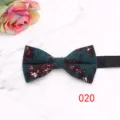 Nœud papillon homme motif floral détail tissu vert foncé avec fleurs rouges et sangle. - Couleur 020