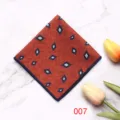 Detailopname van een rode herenpochet met een klassiek blauw ruitjespatroon in retrostijl. - 007