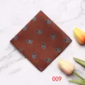 Heren vintage bruine geometrische pochet zakdoek kostuum accessoire detail opname. - 009