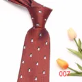 Primo piano della cravatta marrone da uomo in stile retro con motivo a pinguino e punta. - Colore 007