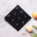 Gedetailleerd overzicht van een donkerblauwe pochet met geometrisch patroon en tulpen. - 011