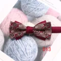 Bordarote, gemusterte Fliege im Detail, edler Vintage-Blumendruck für elegante Herrenmode. - 013