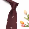 Dettaglio ravvicinato di una cravatta da uomo bordeaux con elegante ricamo d'api. - Colore 009