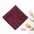 Dettaglio di un fazzoletto da taschino bordeaux con motivo paisley, accessorio elegante. - N. 020 - Paisley Raso Borgogna