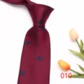 Vista dettagliata di una cravatta da uomo bordeaux con elegante ricamo d'api blu. - Colore 010