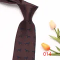 Cravatta da uomo marrone con motivo spina di pesce e stampa di cani blu per look formali ed eleganti. - Colore 014
