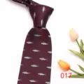 Primo piano di una cravatta da uomo bordeaux con elegante motivo di pesce argento e tessuto fine. - 017