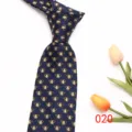 Classica cravatta da uomo in tessuto blu con elegante motivo ad api dorate e punta affilata. - Colore 020