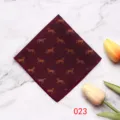 Bordeaurode heren pochet met klassiek paarden print, stijlvolle zakdoek voor formele kostuums. - Pantserontwerpstijl