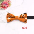 Vue détaillée du nœud papillon homme floral orange avec marguerites, accessorio élégant. - Couleur 024