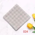 Detaillierte Ansicht eines klassisch karierten Einstecktuchs mit feinen Kanten für Herrenanzüge. - Farbe 024