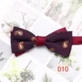 Farfallino da uomo bordeaux con fantasia paisley, elegante accessorio per abito da sposa. - Colore 010