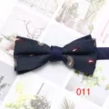 Classico farfallino blu scuro con fantasia paisley da uomo, accessorio elegante per matrimonio. - Colore 011