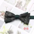Vista dettagliata di un elegante papillon verde scuro con motivo cachemire per abiti da uomo. - Colore 015