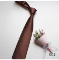 Vista detallada de corbata marron con patron para hombre, tejido fino para estilo formal. - 001