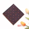 Nahaufnahme des eleganten herren vintage blumen einstecktuchs mit kontrastrand fuer sakko. - 001