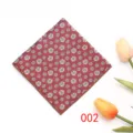 Nahaufnahme Detailansicht des britischen Vintage roten Blumen-Einstecktuchs mit feinem Saum. - Farbe 002