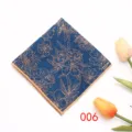 Primer plano detallado del pañuelo de bolsillo vintage azul oscuro con elegante diseño floral. - Color 006