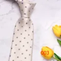 Vista detallada de corbata para hombre color champán con patrón de rombos y textura. - Nº 003 - Cuadrados Champaña