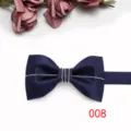 Elegante papillon blu scuro da uomo con catena argentata chic per matrimoni e feste formali. - Blu scuro