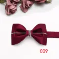 Farfallino in raso bordeaux con catenina argentata, elegante accessorio da collo per uomo. - Borgogna