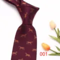 Primer plano de la elegante corbata burdeos para hombre con detallado motivo de caballos. - Estampado de Caballo Borgoña (001)