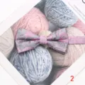 Elegante pajarita de seda para hombre con motivo floral gris y rosa, toma detallada. - Estilo 2