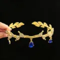 Vista detallada de corona de novia de hoja de oro con gemas azules de gota de agua - Colgante de Frente Imitación Oro Azul Real