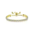 Detalle de pulsera tenis dorada con circonitas blancas brillantes y cierre ajustable - Una fila de diamantes / Dorado
