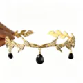 Detalle de una corona de novia dorada estilo bosque con cristales negros en gota y hojas. - Colgante de Frente Imitación Oro Negro