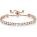 Primer plano de una pulsera tenis ajustable de oro rosa con circonitas cúbicas blancas puras. - Una fila de diamantes / Rosa oro