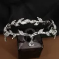 Corona de novia elegante de hojas plateadas con cristales y colgantes de gota de agua - Colgante de Frente Plata Blanco