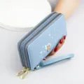 Elegante hellblaue Damen-Langgeldbörse mit Doppelreißverschluss, Handschlaufe und Vogelprint - Blau