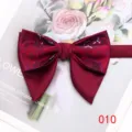 Vista dettagliata del farfallino rosso a doppio corno, jacquard retrò e raso per abito. - Colore 010