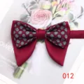 Primo piano dettagliato di farfallina doppia rosso vino con elegante stampa floreale per eventi. - 012