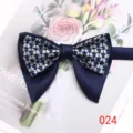 Farfallino doppio blu scuro con motivo floreale argento per uomo abito elegante dettaglio. - Colore 024