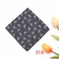 Vista detallada de pañuelo de bolsillo hombre patrón vintage con diseño de pluma. - Color 016
