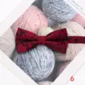 Pajarita plana clásica para hombre en rojo oscuro con motivo floral vintage para negocios y ocio. - Estilo 6