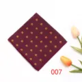 Primo piano dettaglio di un fazzoletto da taschino uomo bordeaux con motivi trifoglio. - Colore 007