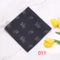 Heren polyester pochet kostuum zakdoek detailweergave met klassiek geometrisch patroon. - 011