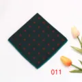 Taschino da uomo verde scuro con motivo floreale rosso, elegante accessorio formale. - Colore 011