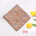 Gedetailleerd overzicht van een stijlvol heren pochet van polyester met een elegant bloemmotief. - 012