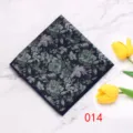 Gedetailleerd uitzicht op een klassieke heren pochet met elegant bloemenpatroon, kostuum accessoire. - 014