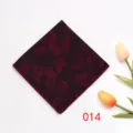 Pochette da abito uomo, motivo a foglie bordeaux, elegante accessorio per banchetto. - Colore 014