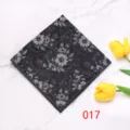Zwarte heren pochet met bloemenmotief stijlvolle zakdoek voor pak en formele gelegenheid. - 017