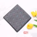 Gedetailleerd overzicht van een heren pochet van polyester met een elegant geometrisch patroon. - Atleet Portret 2