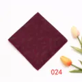 Vista dettagliata della pochette bordeaux con motivo di piume. Ideale per abiti. - Colore 024