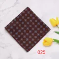 Gedetailleerd overzicht van een stijlvol bruin heren pochet met een blauw geometrisch patroon. - 025